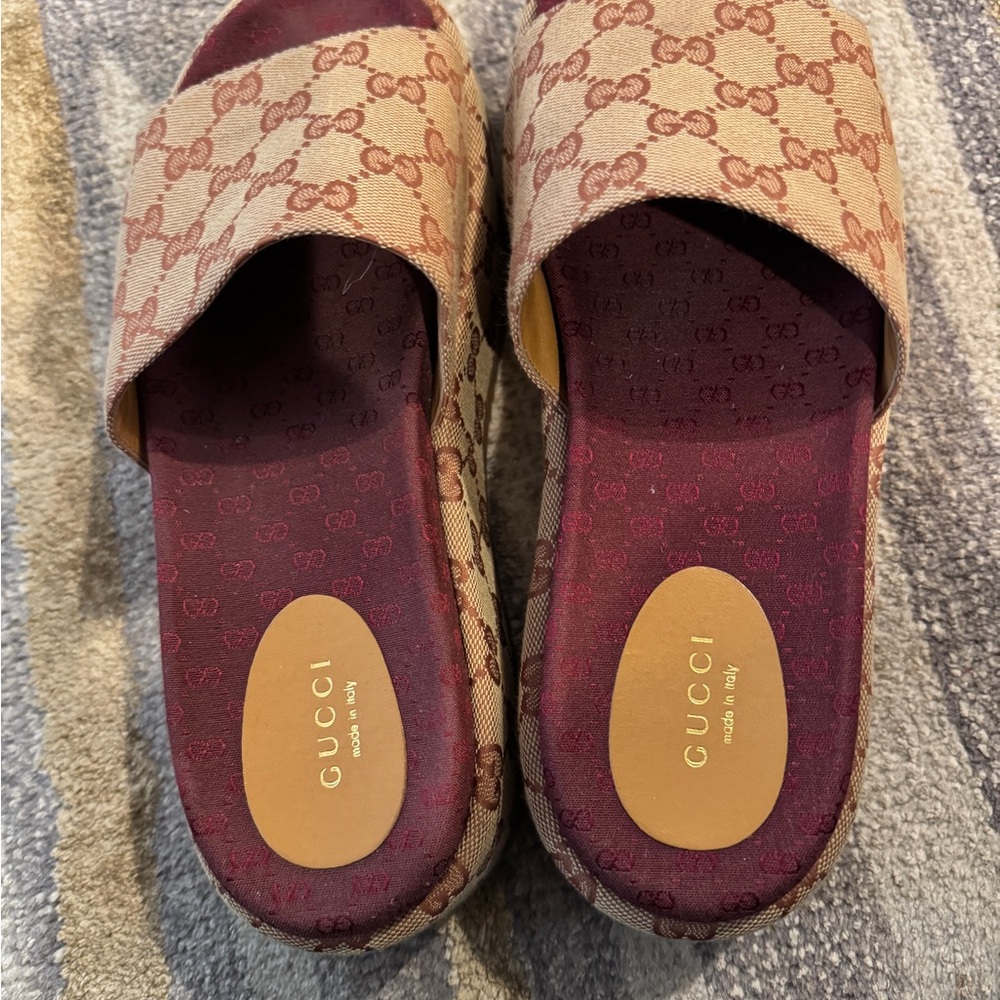 Gucci Women's Beige and Burgundy Slide Sandals